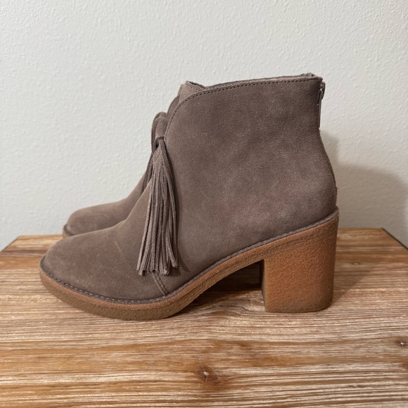 UGG Corin Grey Taupe Heeled Suede Bootie with Tassels Women’s Size 6 - Picture 10 of 10